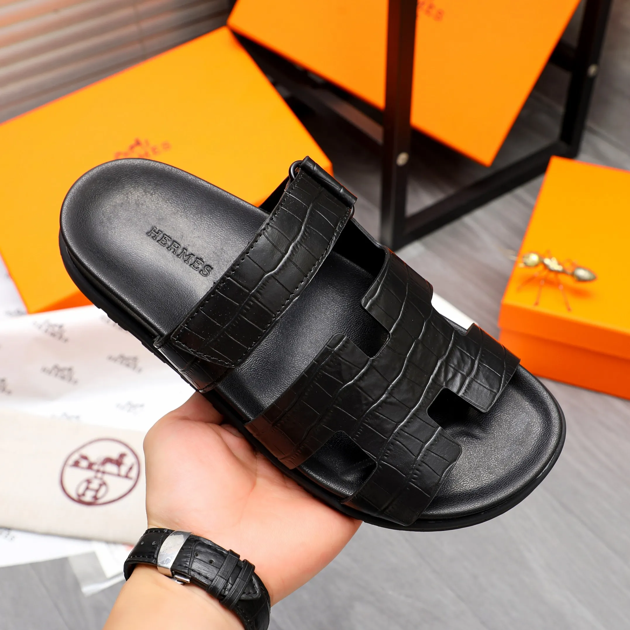 Men's shoes 💰340 Product trademark: Hermes "Hermes" Couple's slippers Regular size: 36-46 Product material: Selected stone grain cowhide upper, microfiber lining, original outsole